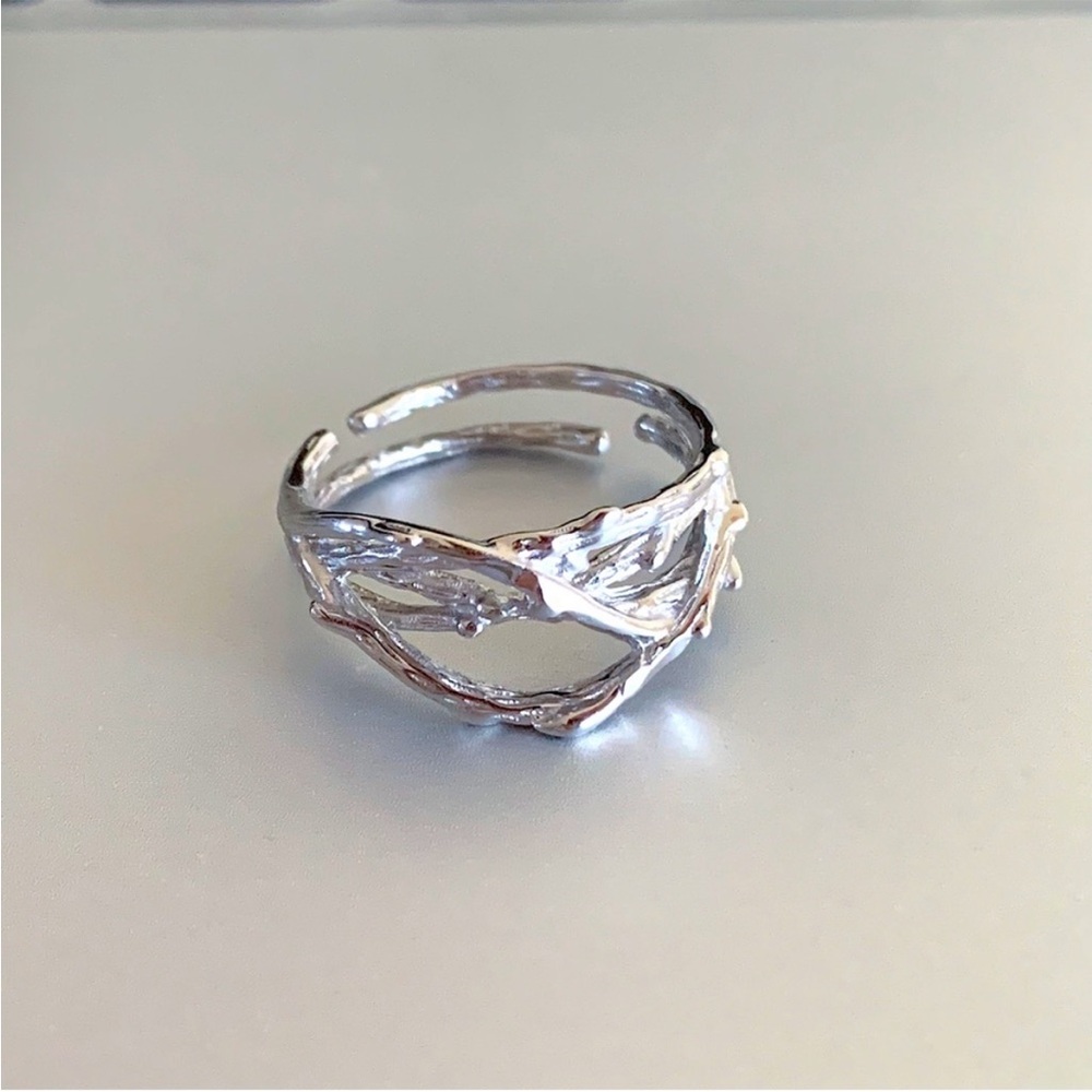 Textured Open Vine Band Ring in Silver - Women's Jewelry